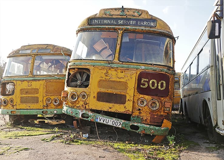 Damaged bus with "INTERNAL SERVER ERROR" and the number "500" showing how server errors prevent website access.